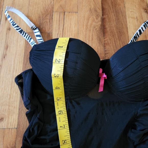 Pretty pink and black lingerie top with zebra straps. - Picture 4 of 8